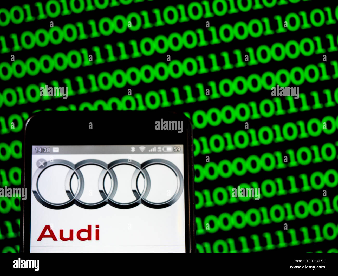 Sur cette photo, une illustration logo Audi AG vu affichée sur un téléphone intelligent Banque D'Images