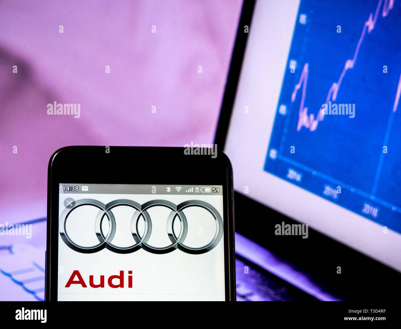 Sur cette photo, une illustration logo Audi AG vu affichée sur un téléphone intelligent Banque D'Images