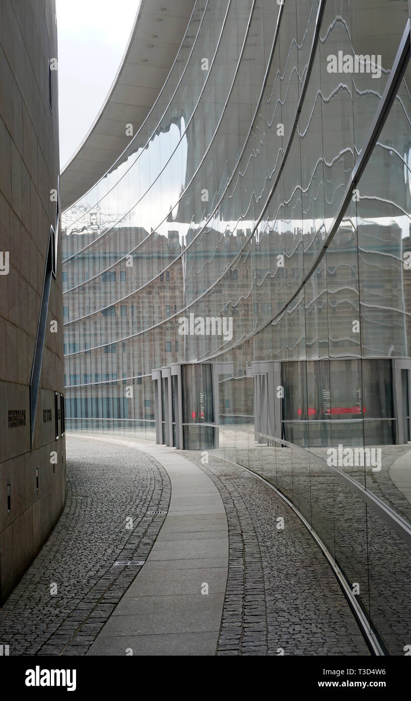 Façade en verre de nouveau musée, musée d'art et design, Klarissen place, vieille ville de Nuremberg, Franconia, Bavaria, Germany Banque D'Images
