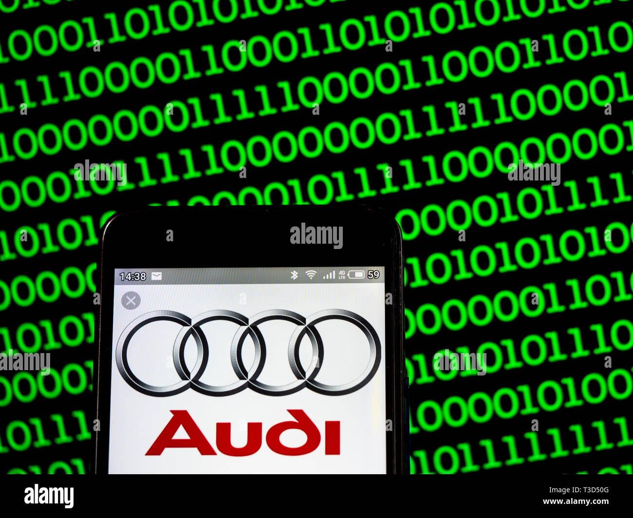 Sur cette photo, une illustration logo Audi AG vu affichée sur un téléphone intelligent Banque D'Images