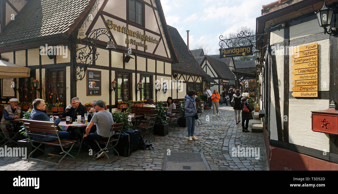 Les touristes à 'Bratwurstglöcklein' taverne traditionnelle, cour des artisans (Handwerkerhof) à l'allemand : vieille ville de Nuremberg, Franconia, Bavaria, Germany Banque D'Images