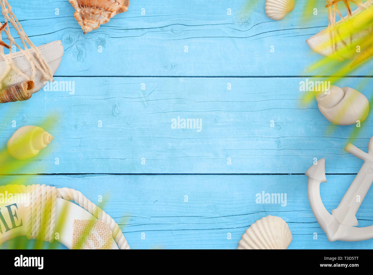 Arrière-plan de voyage de mer en été. Les coquillages, et la courroie d'ancrage sur la table en bois bleu. L'espace pour texte dans le milieu. Banque D'Images