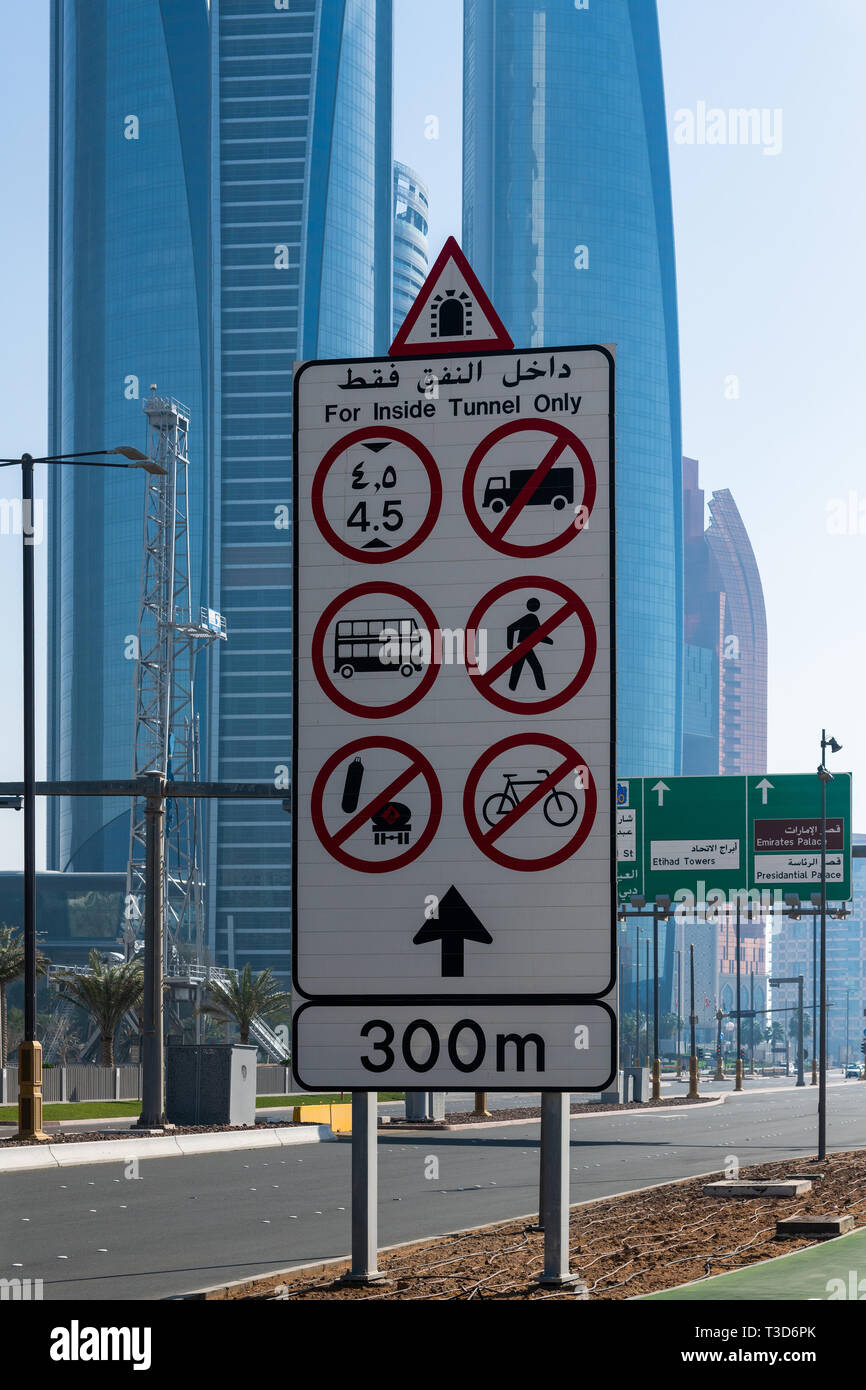 Abu Dhabi, UAE - 30 mars. 2019. de signalisation routière pour l'intérieur de tunnel sur fond de gratte-ciel Banque D'Images