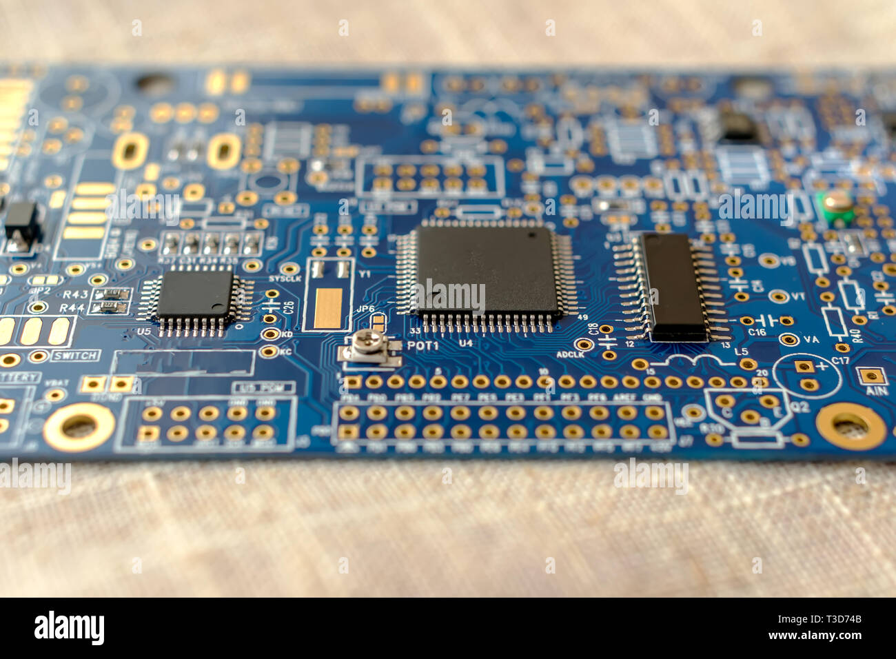 Circuitboard avec résistances les puces et composants électroniques smd - selective focus Banque D'Images