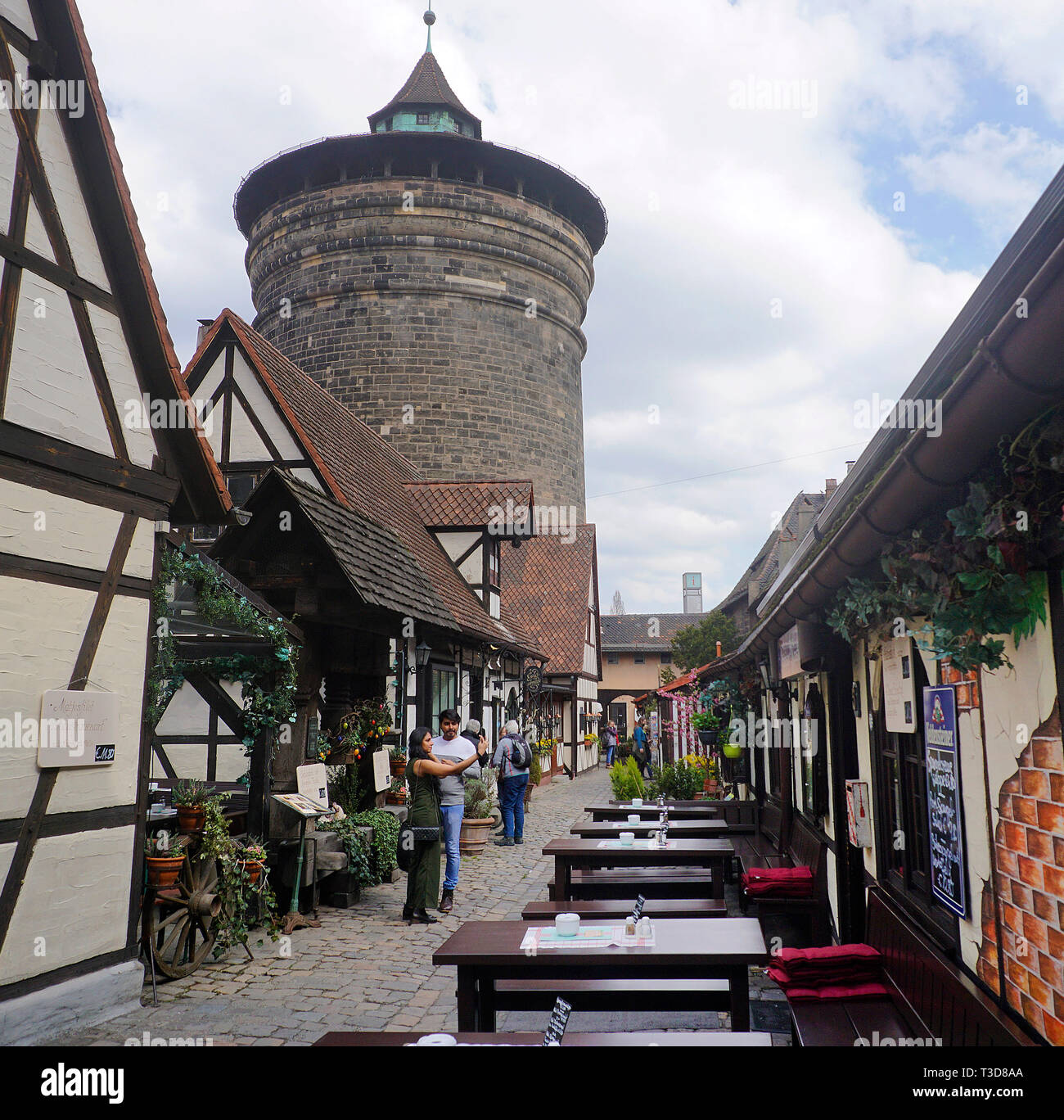 La cour des artisans (Handwerkerhof) allemand : Femmes et gate tower (allemand : Frauentorturm) à l'ancienne ville de Nuremberg, Franconia, Bavaria, Germany Banque D'Images