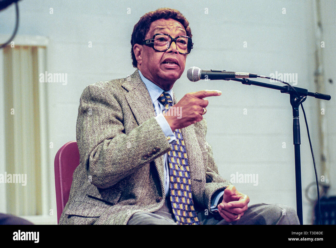 Pianiste de Jazz Billy Taylor enseigne un cours de musique et joue du piano. Banque D'Images