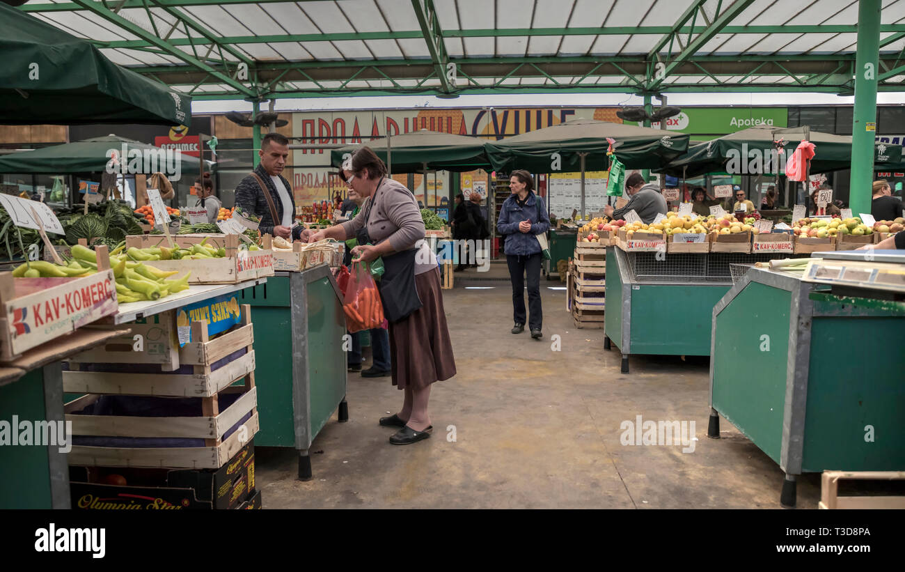 Belgrade, Serbie, mars 2019 - Les consommateurs et les vendeurs au marché vert nommé ZELENI VENAC (Couronne verte) Banque D'Images