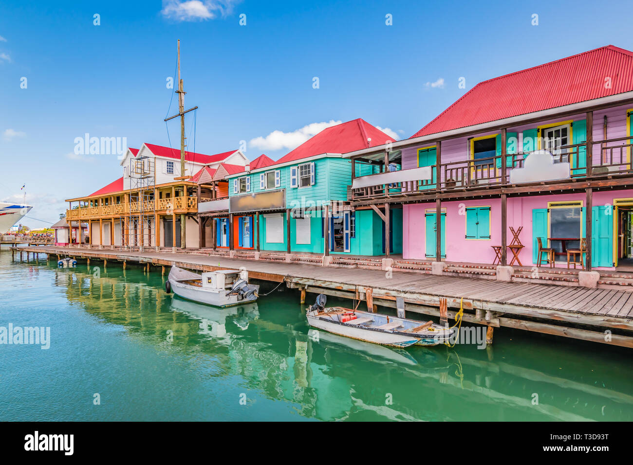 St John's, Antigua. Bâtiments colorés au port de croisière. Banque D'Images