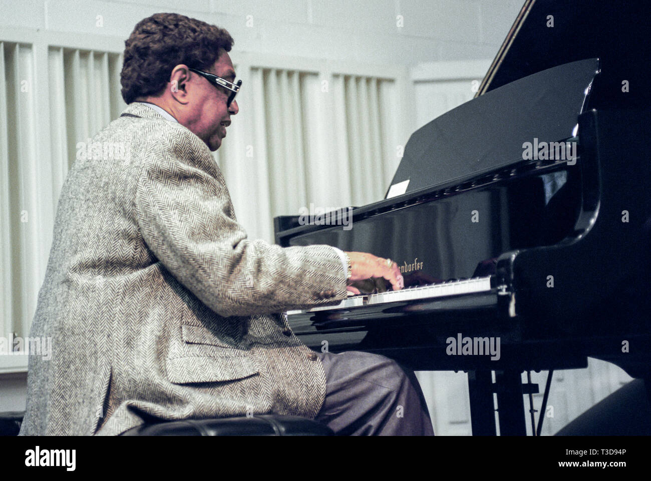 Pianiste de Jazz Billy Taylor enseigne un cours de musique et joue du piano. Banque D'Images