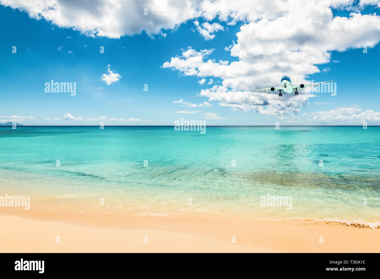 En avion de la distance au dessus de la belle mer des Caraïbes, atterrira à Maho Beach sur l'Ile de Saint Martin - Saint Martin. Banque D'Images