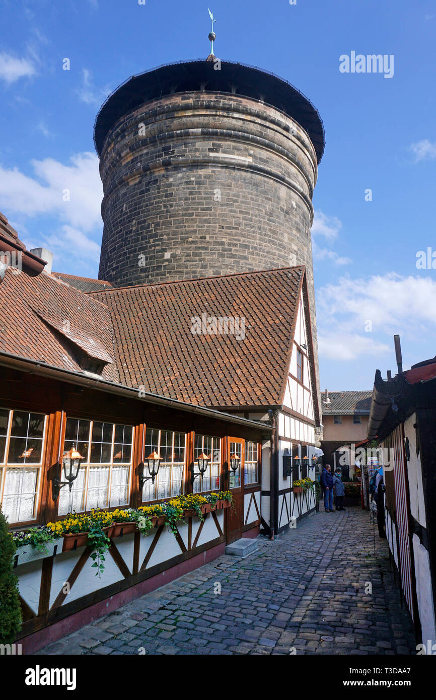 La cour des artisans (Handwerkerhof) allemand : Femmes et gate tower (allemand : Frauentorturm) à l'ancienne ville de Nuremberg, Franconia, Bavaria, Germany Banque D'Images