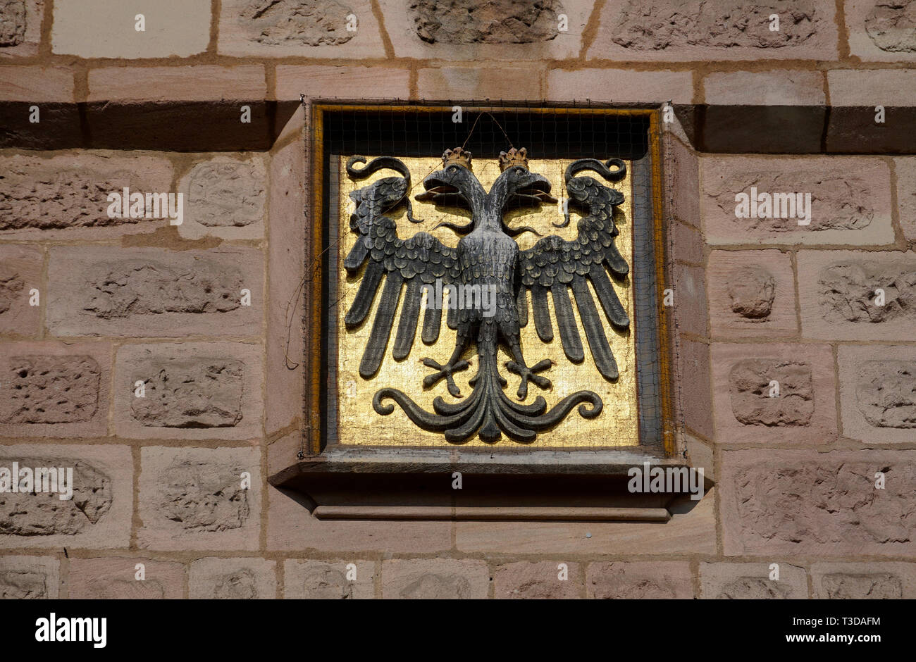 Armoiries impériales au cour des artisans (Handwerkerhof : allemand), vieille ville de Nuremberg, Franconia, Bavaria, Germany Banque D'Images