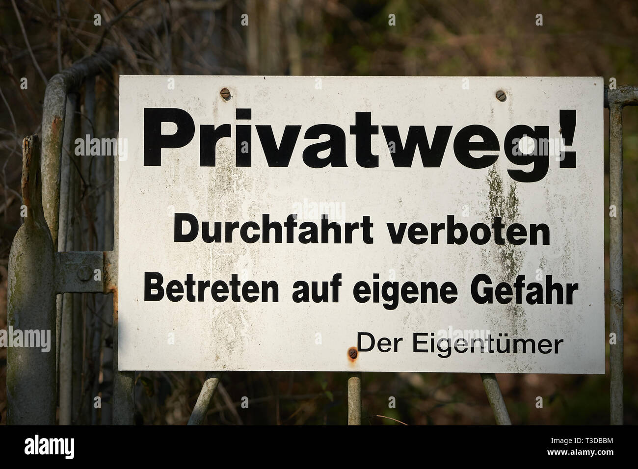 Signer sur une clôture avec les mots "chemin privé, passage interdit, en entrant à votre propre risque. Banque D'Images