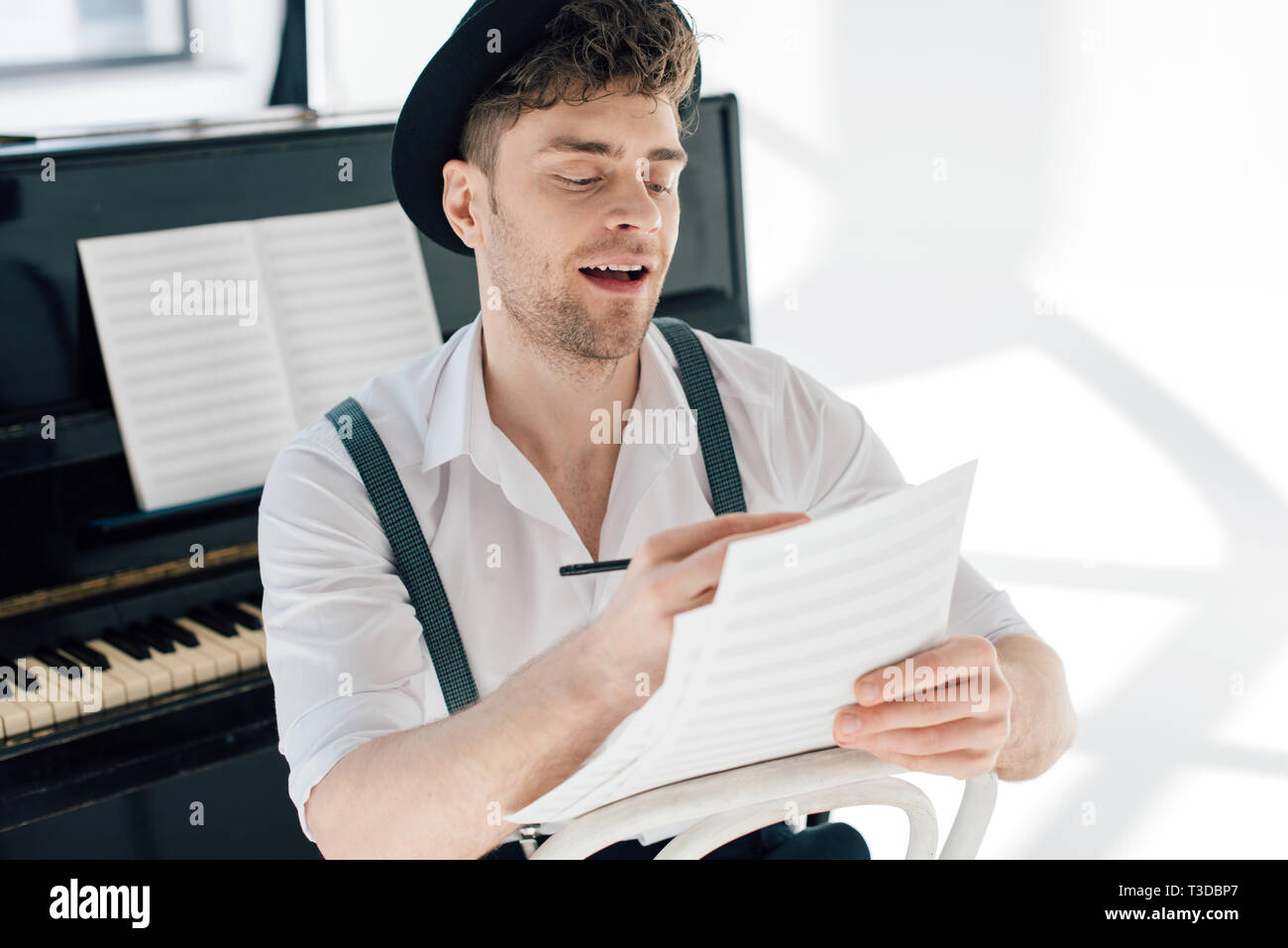 Focus sélectif de cheerful man composer de la musique à la maison Banque D'Images