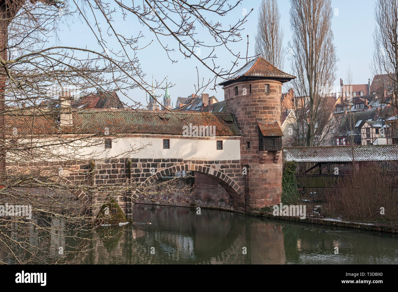 Le célèbre vin ancien Depot (Weinstadel) et château d'eau (Wasserturm) sur la rivière Pegnitz vu de Maxbrücke - Nuremberg Allemagne Banque D'Images