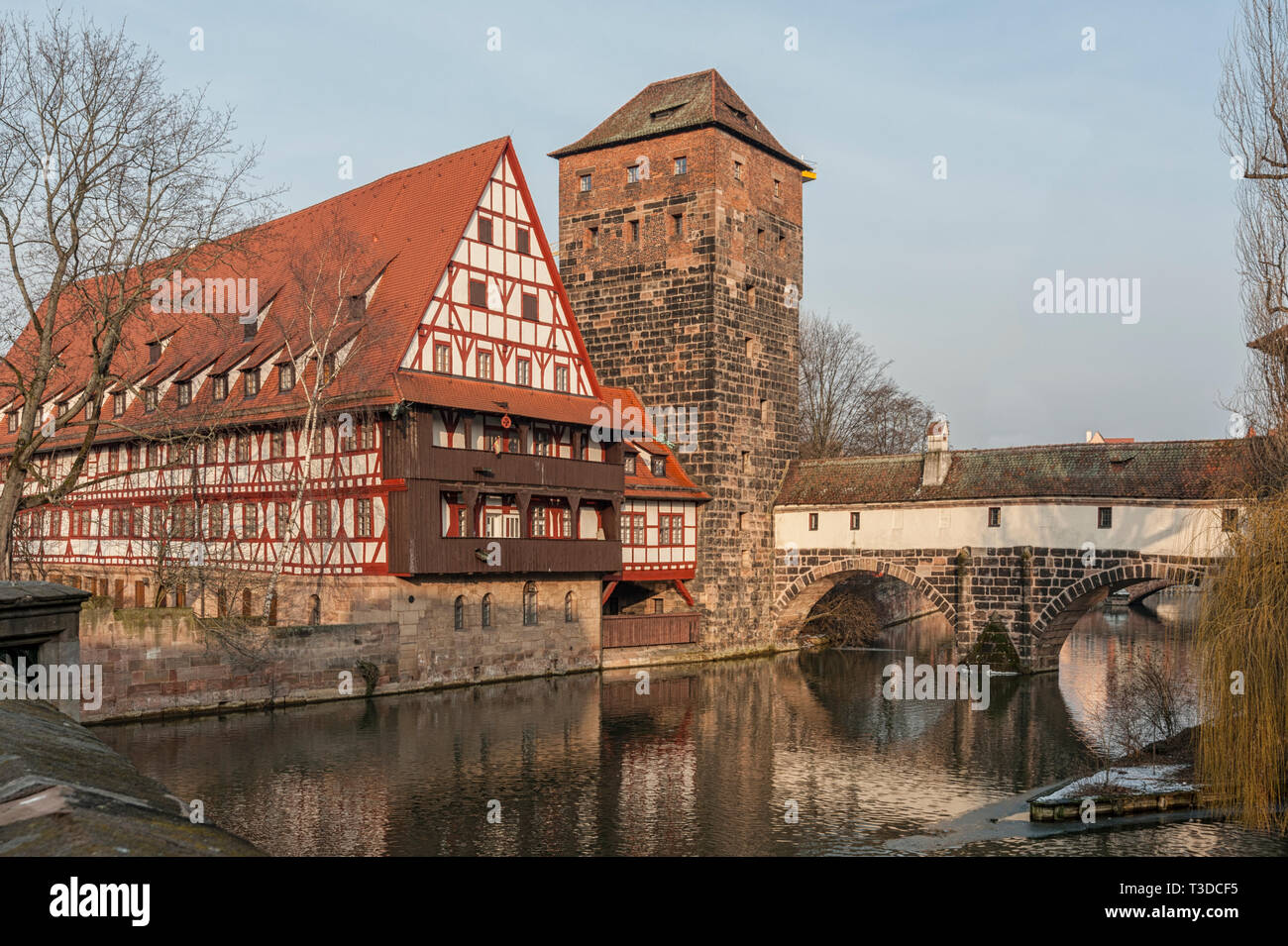 Le célèbre vin ancien Depot (Weinstadel) et château d'eau (Wasserturm) sur la rivière Pegnitz vu de Maxbrücke - Nuremberg Allemagne Banque D'Images