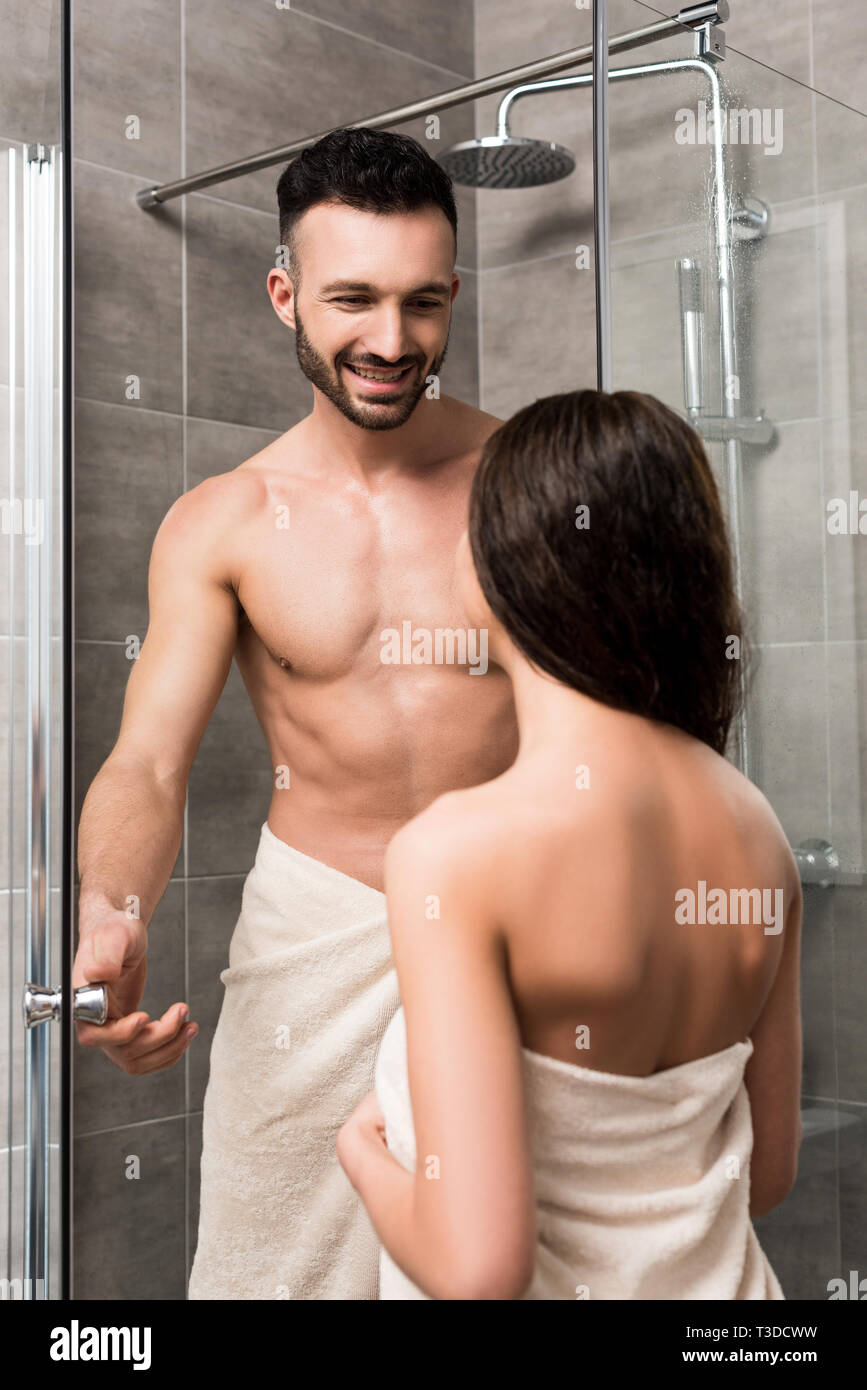 Nu Dans La Salle De Bain Bel homme torse nu à la copine à debout près de cabine de douche dans salle de bains Photo Stock - Alamy