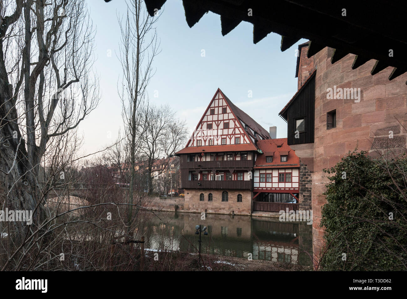 Le célèbre vin ancien Depot (Weinstadel) et château d'eau (Wasserturm) sur la rivière Pegnitz vu de Maxbrücke - Nuremberg Allemagne Banque D'Images