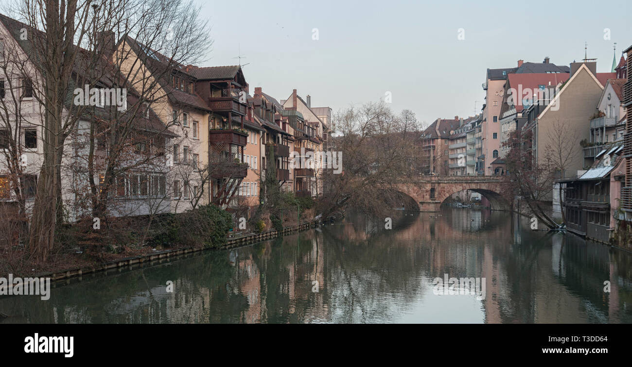 Maisons et un pont reflète dans une rivière de la vieille ville de Nuremberg vu de Henkersteg à travers le pont couvert de la rivière Pegnitz - Allemagne Banque D'Images