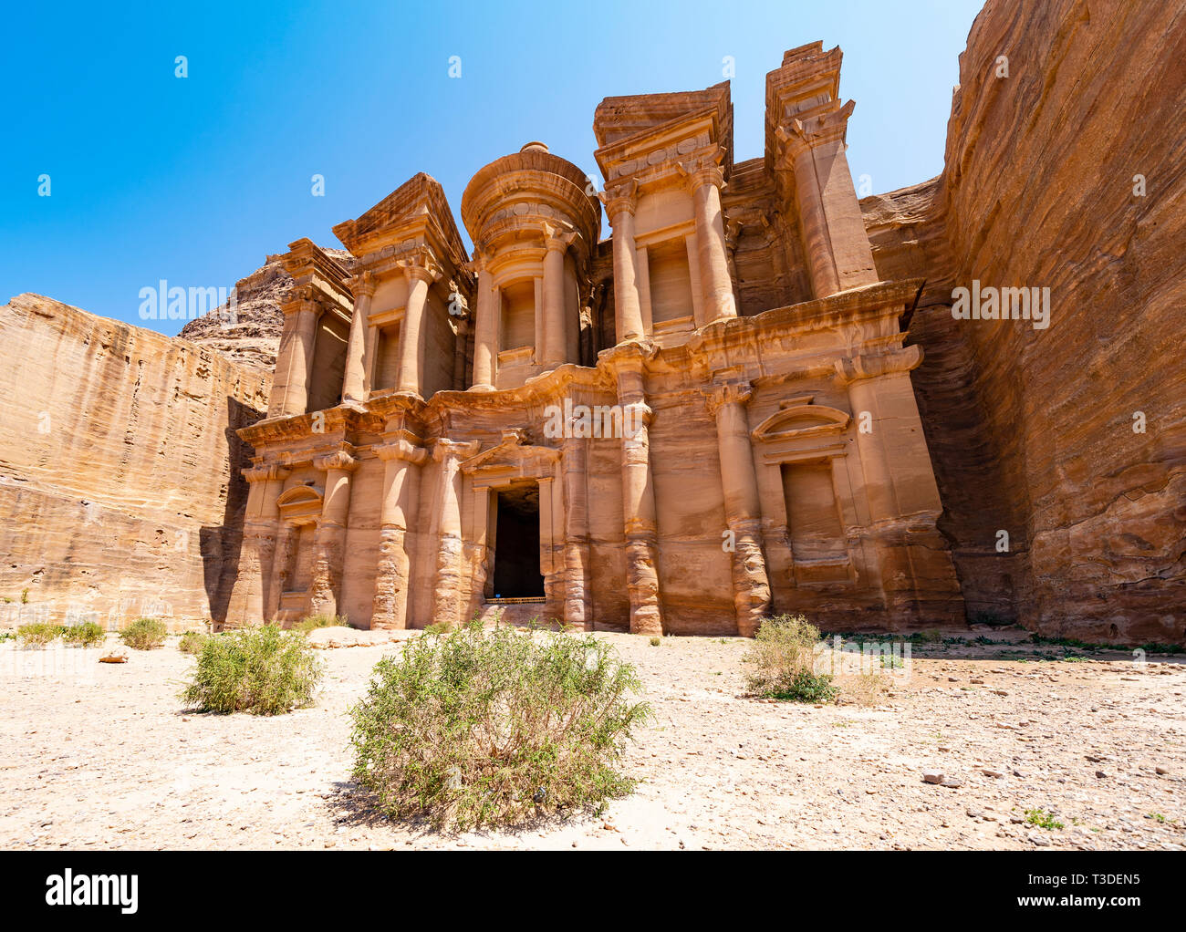 Avis de monastère Ad-Deir à Petra en Jordanie.Site du patrimoine mondial de l'UNESCO Banque D'Images