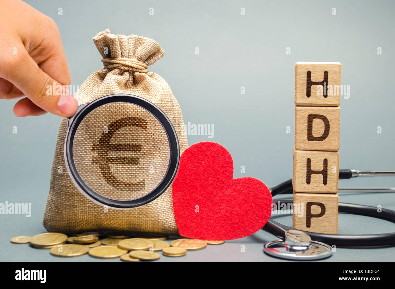 Blocs en bois avec le mot HDHP et de l'argent sac avec symbole de l'euro. Plan de santé déductibles haute-concept. Plan d'assurance santé avec des primes plus basses et hautes Banque D'Images
