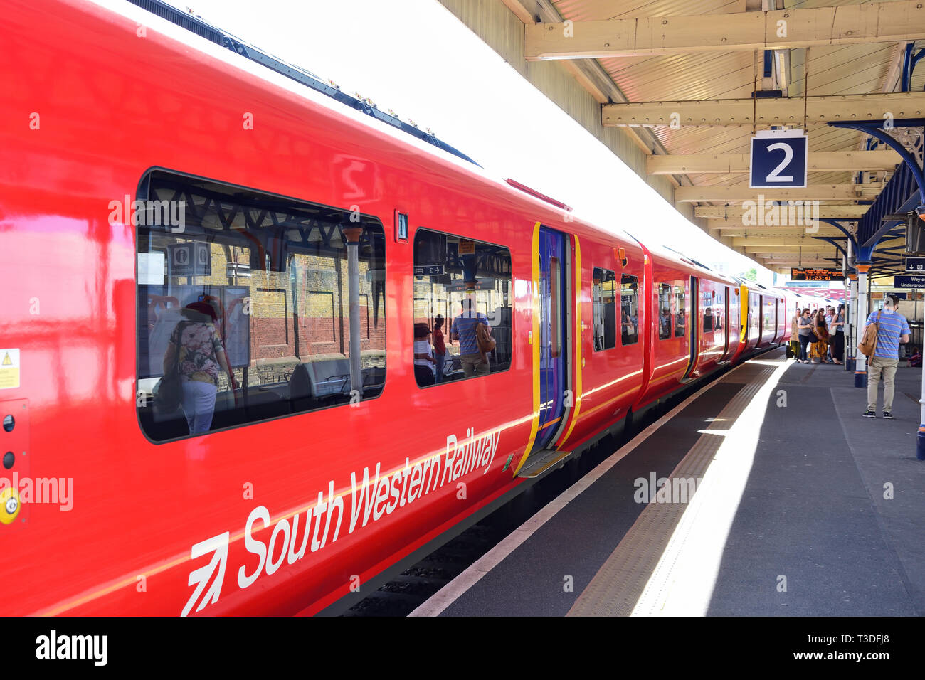 South Western Railway train sur la plate-forme à la gare de Vauxhall, Vauxhall, London Borough of Lambeth, Greater London, Angleterre, Royaume-Uni Banque D'Images