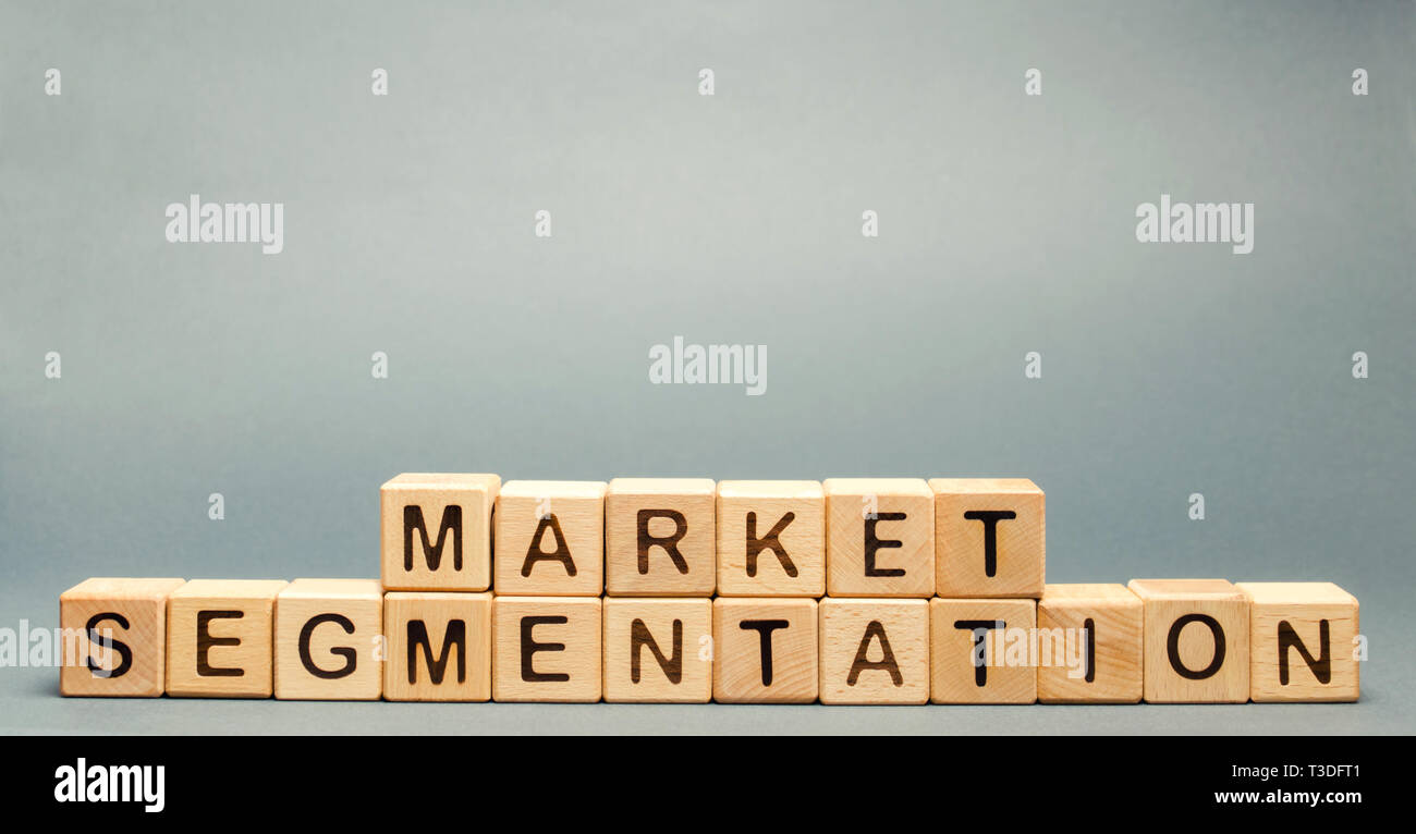 Blocs en bois avec le mot Segmentation du marché. Public cible, customer care concept. Marché groupe d'acheteurs. Analyse de la clientèle, les relations avec la clientèle Banque D'Images