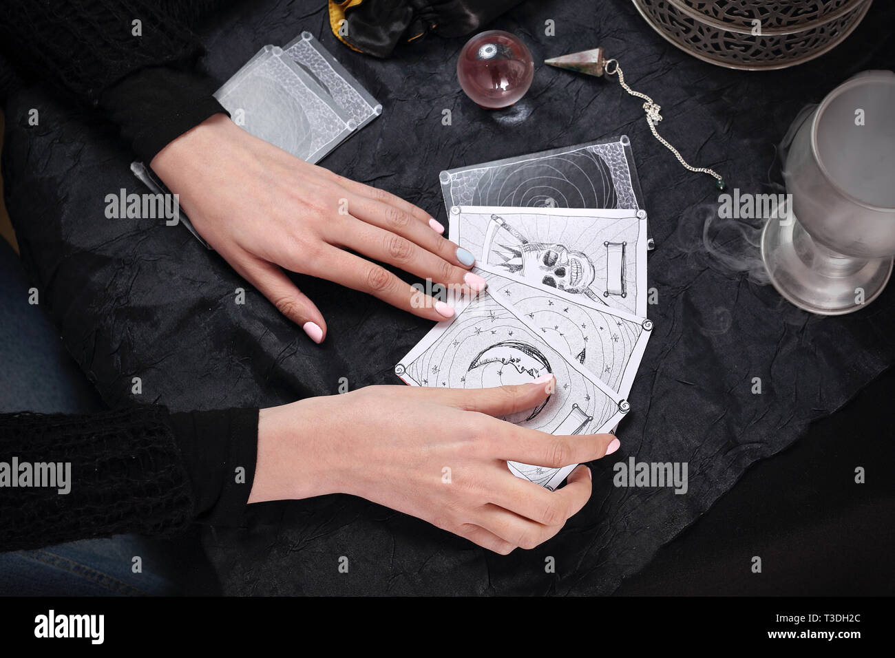 La fée s'étend, le tarot, le sens des symboles magiques. Banque D'Images