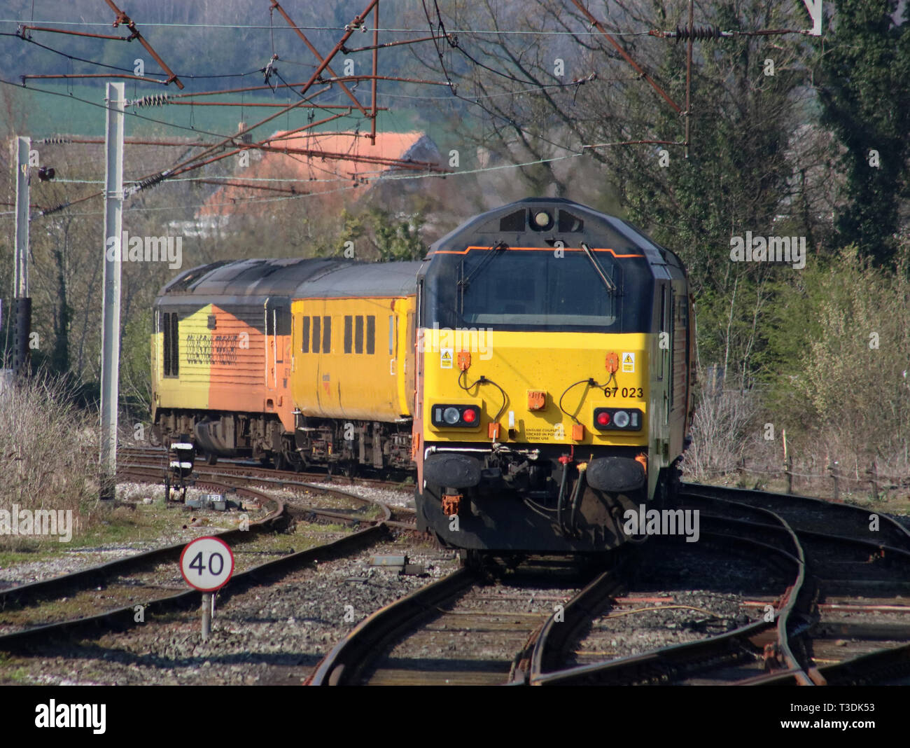 Deux class 67 locomotives diesels-électriques, en livrée Fret Colas Rail, haut et tailing un Network Rail train d'essai laissant Erquy le 8 avril 2019 Banque D'Images