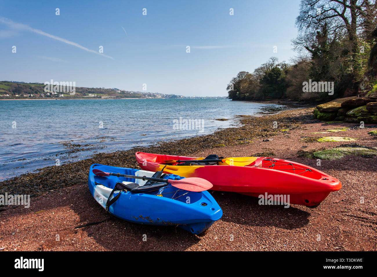 Deux canoës assis sur le côté de l'estuaire prêt pour une journée sur l'eau Banque D'Images