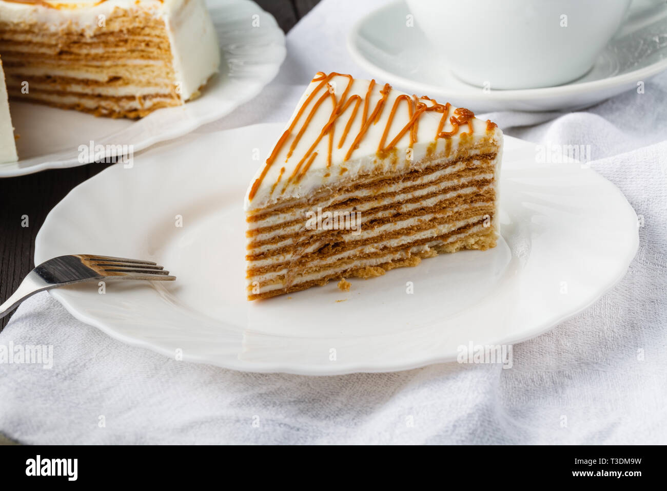 Tranche De Gateau De Miel En Couches Gateau Russe Medovik Avec Noix Photo Stock Alamy Tranche De Gateau De Miel En Couches Gateau Russe Medovik Avec Noix Photo Stock Alamy