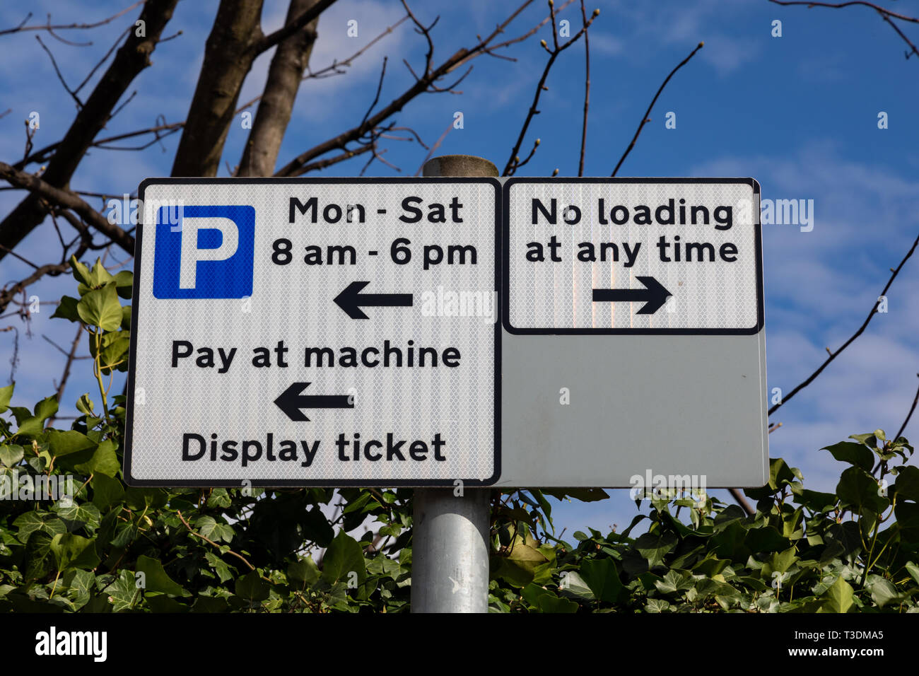 Les panneaux indiquant les restrictions de stationnement et de chargement St Helens Merseyside Mars 2019 Banque D'Images