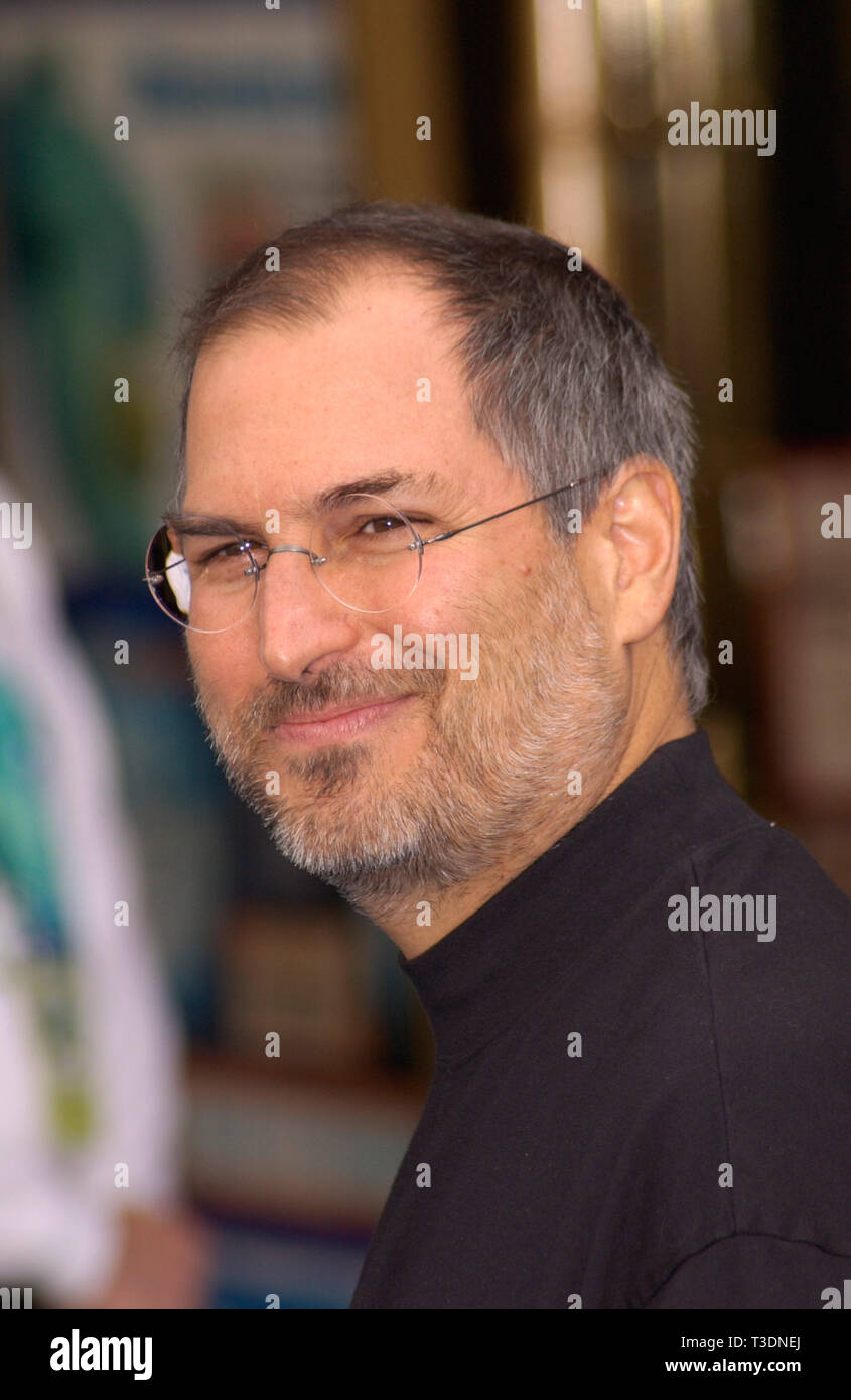 LOS ANGELES, CA. 28 octobre 2001 : Président-directeur général et fondateur d'Apple Computers et patron de Pixar, Steve Jobs, lors de la première mondiale de Disney/Pixar's monstres, Inc., à l'El Capitan Theatre, à Hollywood. © Paul Smith/Featureflash Banque D'Images