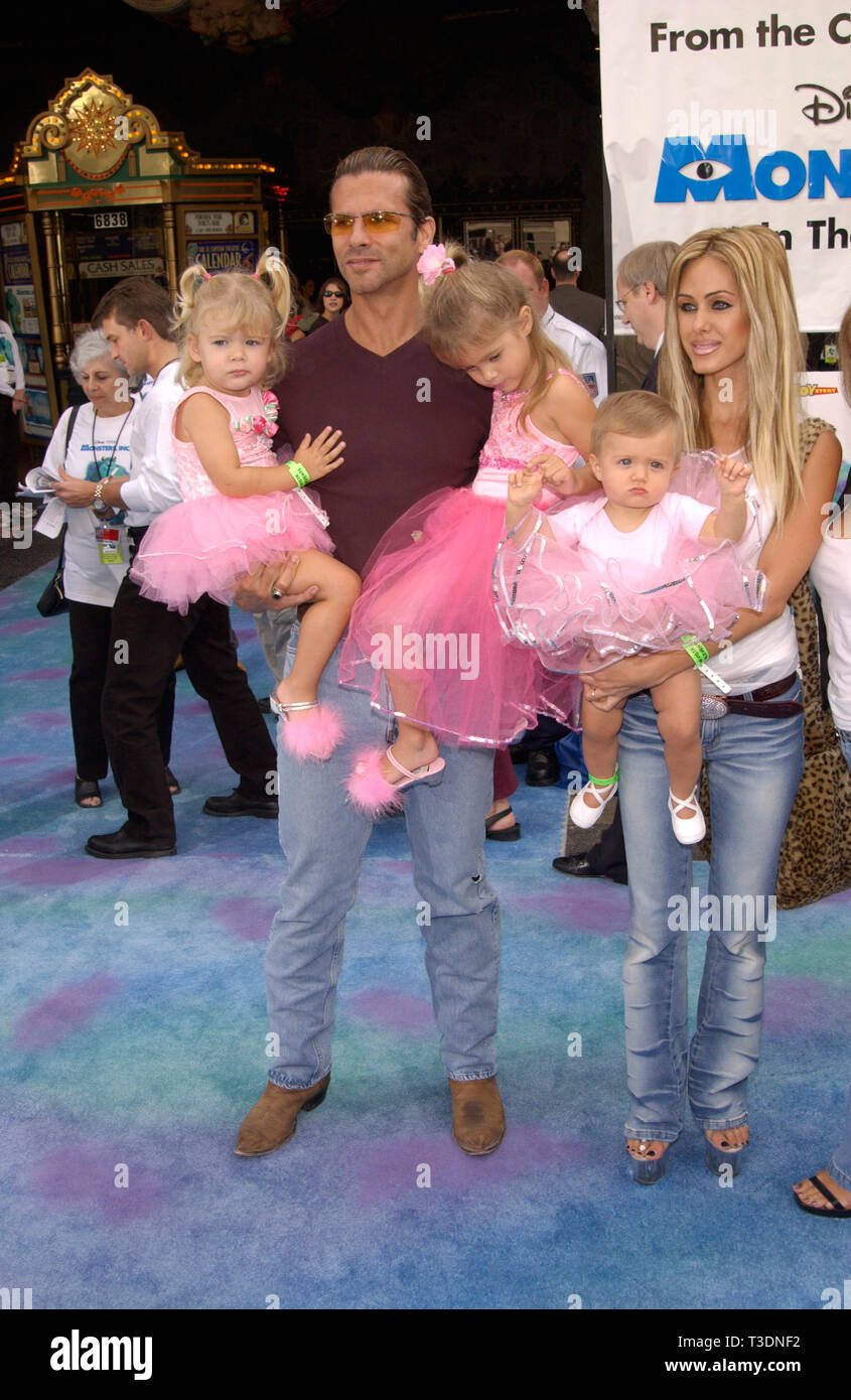 LOS ANGELES, CA. 28 octobre 2001 : l'Acteur LORENZO Lamas et épouse l'actrice SHAUNA SANDS LAMAS & filles Isabella (18 mois), Victoria (2) & Alexandra (3) lors de la première mondiale de Disney/Pixar's monstres, Inc., à l'El Capitan Theatre, à Hollywood. © Paul Smith/Featureflash Banque D'Images