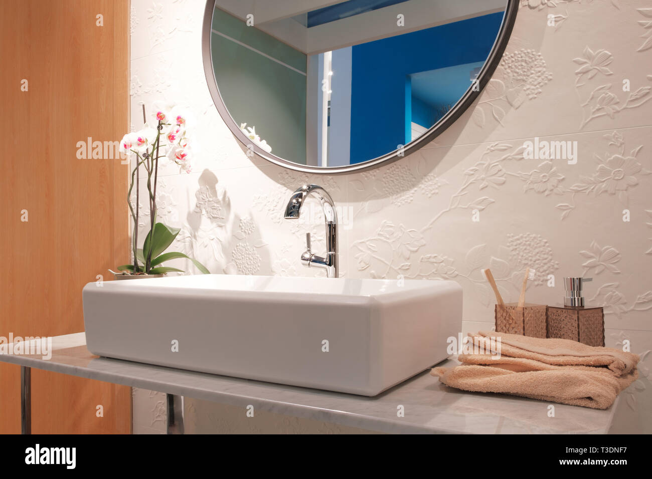 Mélangeur robinet de luxe sur un évier blanc dans une belle salle de bains  gris beige Photo Stock - Alamy