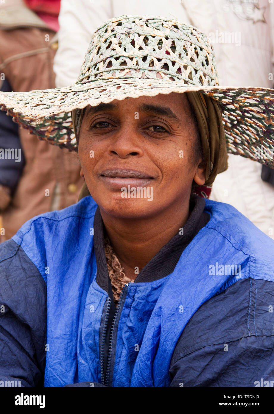 Portrait de femme malgache portant un chapeau de paille traditionnel à un  marché de fermiers,montagne,Madagascar,Afrique Photo Stock - Alamy