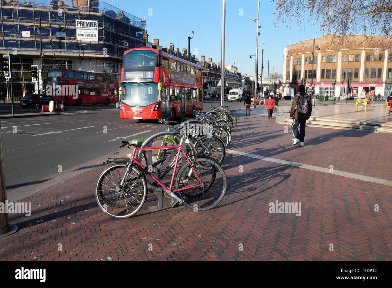 Bus rouge à impériale, piétons, vélos garés dans un stand de vélo vue sur la rue sur Brixton Hill à Brixton South London Angleterre Royaume-Uni KATHY DEWITT Banque D'Images