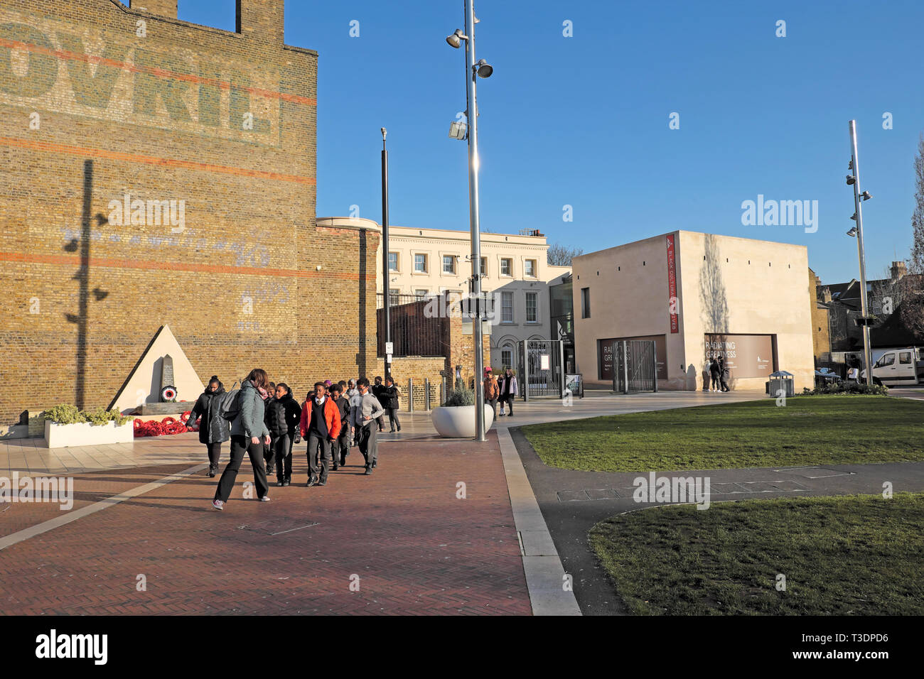 Groupe d'écoliers en dehors de la Black Cultural Archives entrée et bâtiment Bovril Windrush Square South London Brixton SW2 UK KATHY DEWITT Banque D'Images