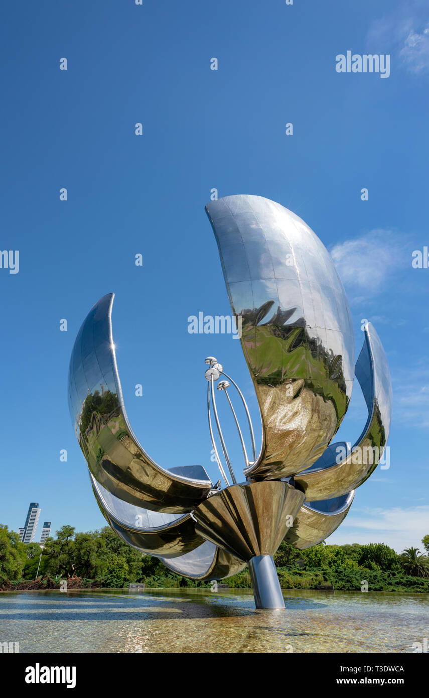 Floralis Genérica est une sculpture en acier et d'aluminium situés à Buenos Aires. Il pèse 18 tonnes et est à 23 mètres de haut. Banque D'Images