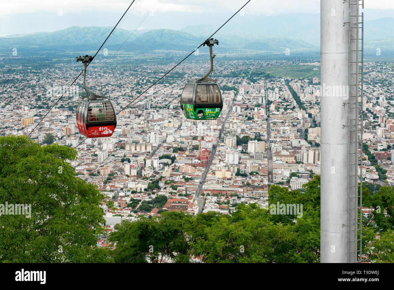 Images de la Salta Tram (Teleferico) téléphériques au-dessus de la ville, du haut de la colline de San Bernardo. Banque D'Images