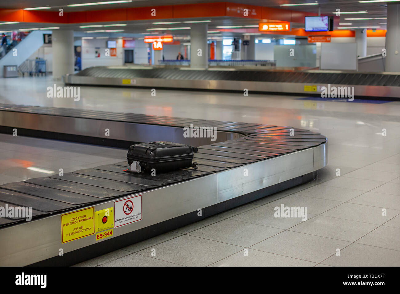 Perte de bagages à l'aéroport. Tri des bagages - Assurance sur la courroie  du convoyeur à l'aéroport Photo Stock - Alamy