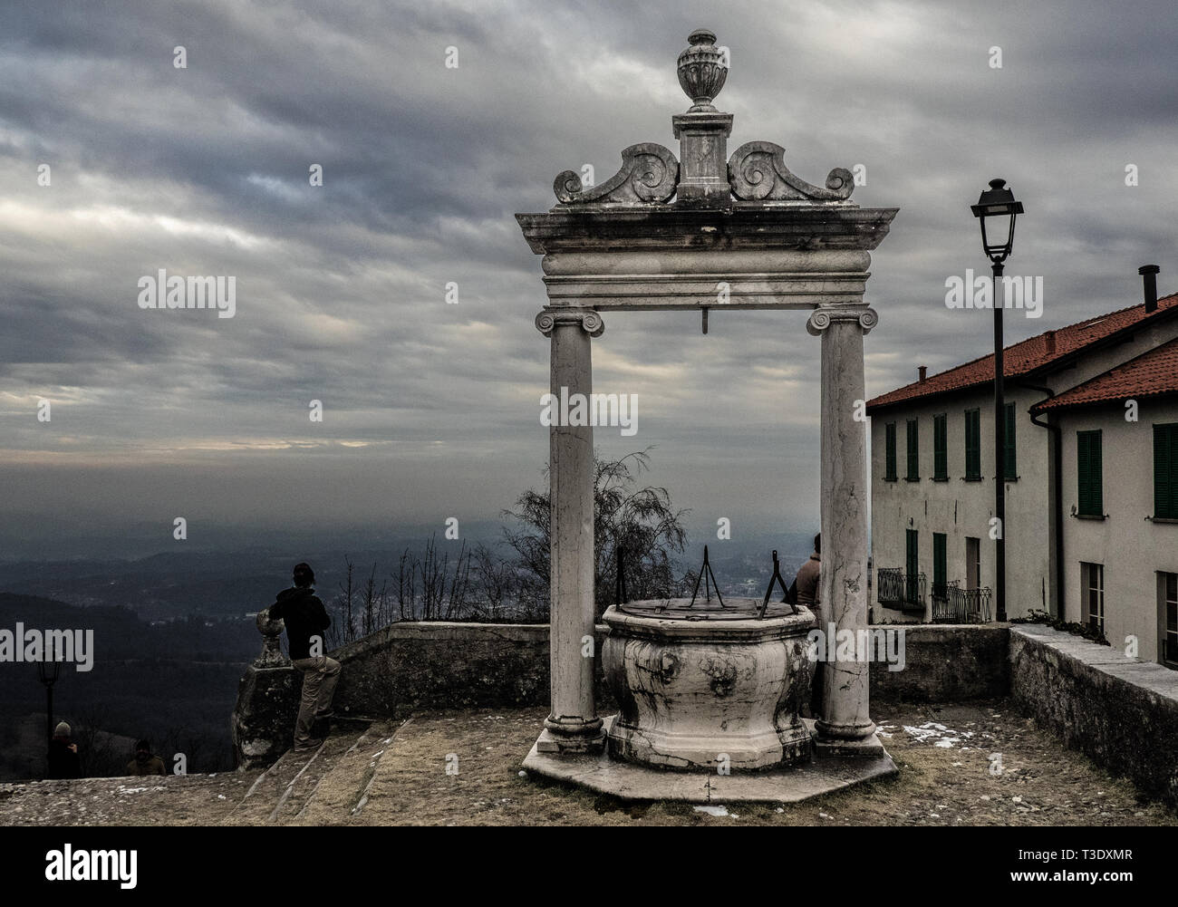 Un ancien puits sur le sommet de la montagne sacrée de Varese à partir de laquelle vous pourrez profiter d'un panorama incroyable. Italie Banque D'Images