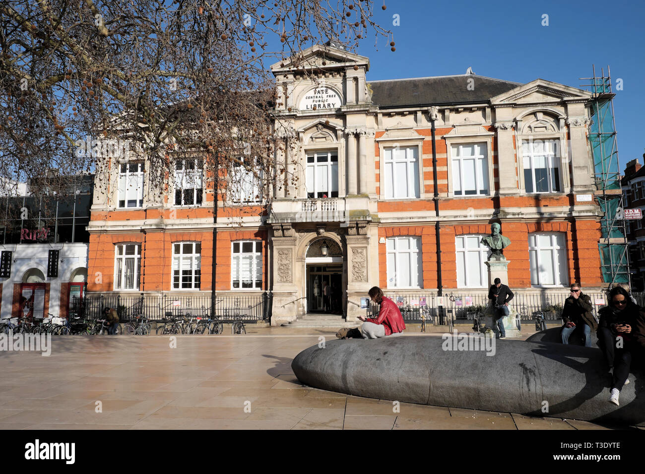 Personne en train de lire à l'extérieur de la centrale de la bibliothèque libre de Tate à Brixton dans le sud de Londres SW2 England UK KATHY DEWITT Banque D'Images