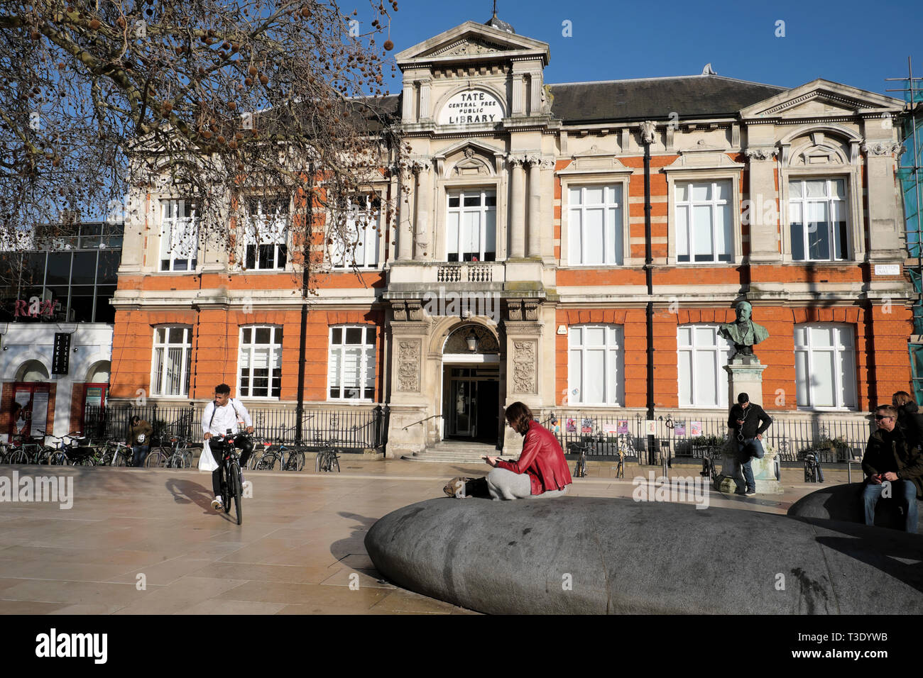 Les gens à l'extérieur de l'édifice de la bibliothèque libre de centrale Tate à Brixton dans le sud de Londres SW2 England UK KATHY DEWITT Banque D'Images