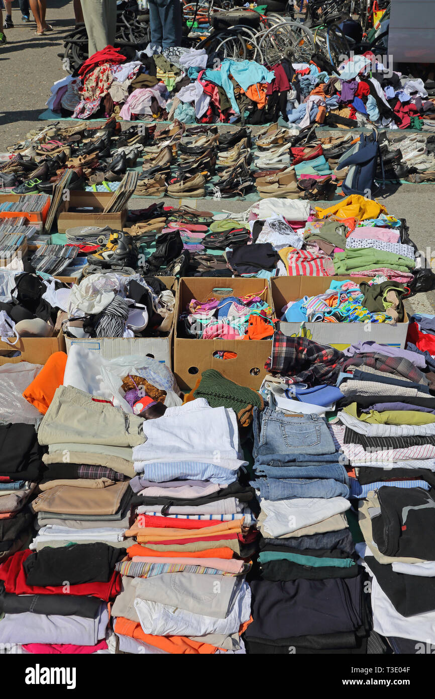 Gros tas de vêtements de seconde main et chaussures à l'Brocante Photo  Stock - Alamy