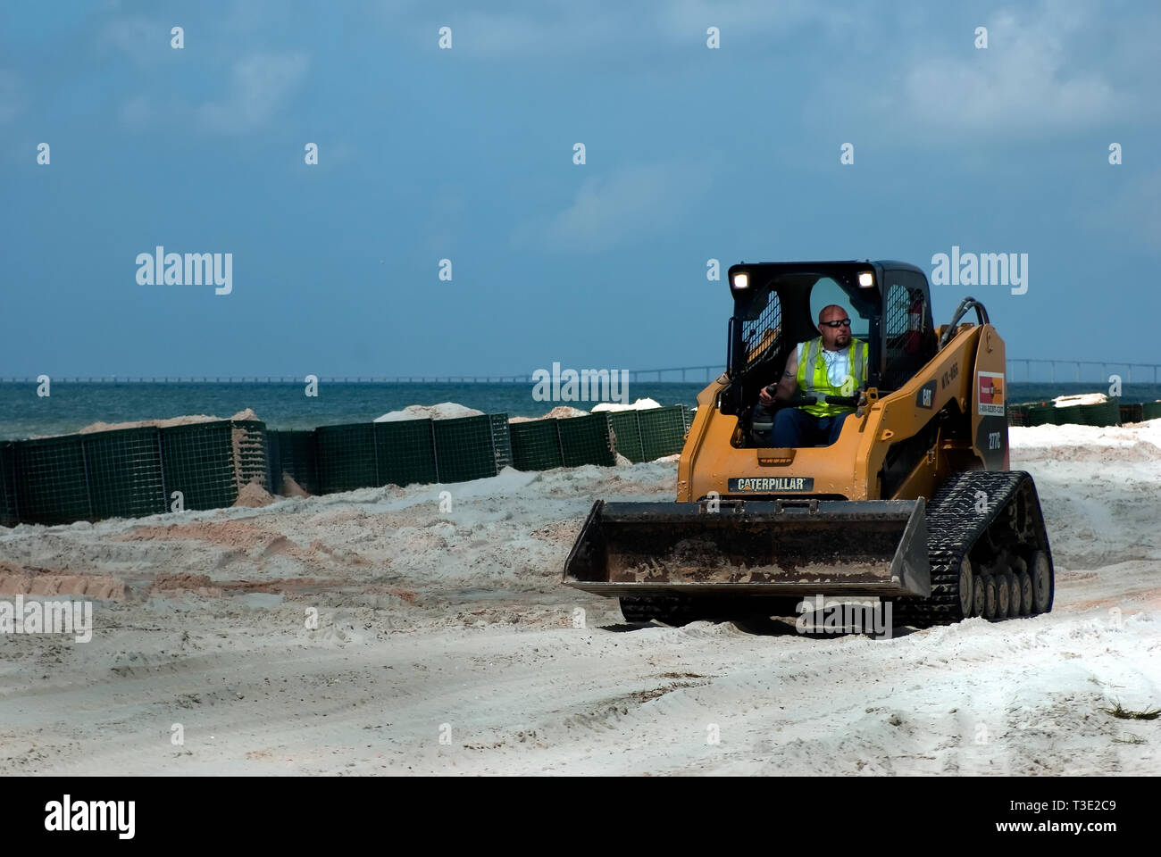 Opérateur d'équipement MAECO Scott mcmichael durs un chargeur avant le long de l'extrémité ouest de Dauphin Island, Alabama lors d'interventions en cas de déversement d'efforts. Banque D'Images
