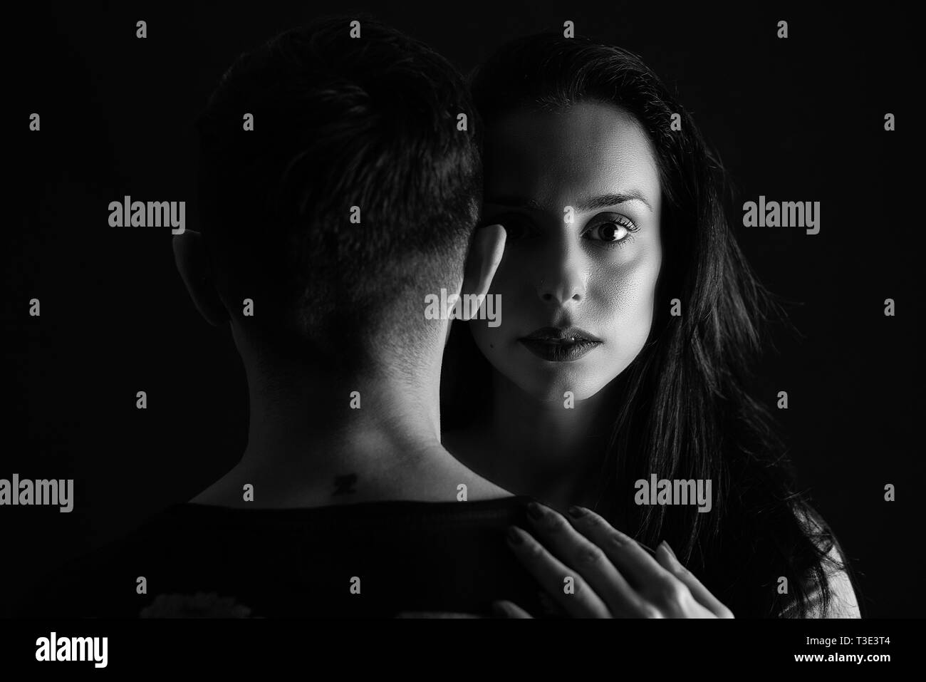 Portrait d'un couple avec mans retour à l'appareil photo et de femme Banque D'Images