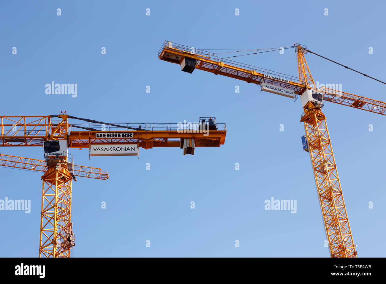 Stockholm, Suède - le 13 septembre 2018 : Deux grues à tour jaune en service pour le Vasakronan propriétaire. Banque D'Images