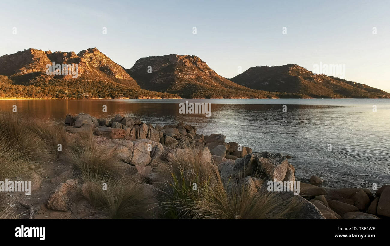 Une vue de Coles Bay en Tasmanie au coucher du soleil Banque D'Images