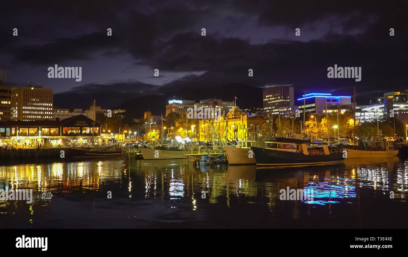 Photo de nuit de bateaux de pêche amarrés sur le front de mer de Hobart Banque D'Images